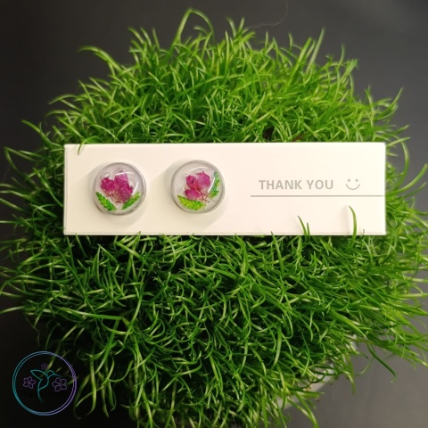 Białe kolczyki z wrzosem w oprawie w kolorze srebrym