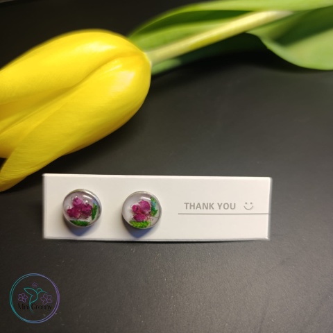 Białe kolczyki z wrzosem w oprawie w kolorze srebrym