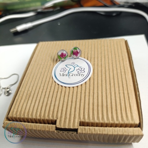 Białe kolczyki z wrzosem w oprawie w kolorze srebrym