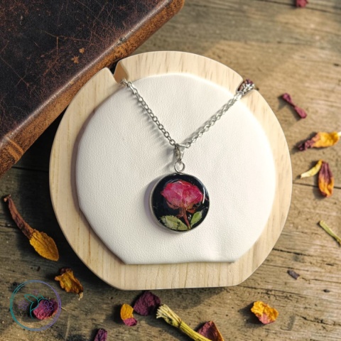 Mały okrągły wisiorek z różą