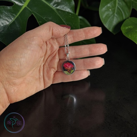 Mały okrągły wisiorek z różą
