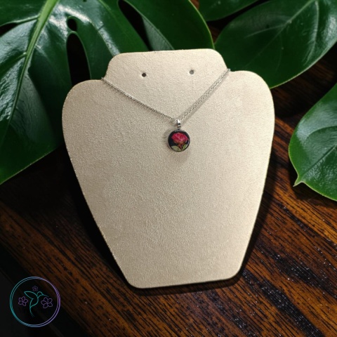 Mały okrągły wisiorek z różą