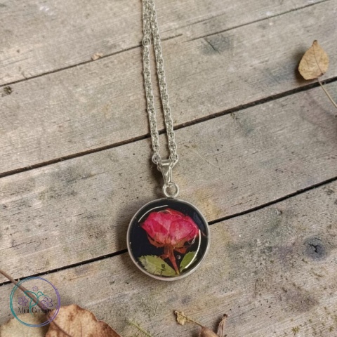 Mały okrągły wisiorek z różą