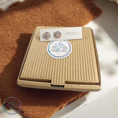 Kolczyki wkrętki z kolorowymi kwiatami dzikiej marchwii