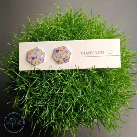 Kolczyki wkrętki z kolorowymi kwiatami dzikiej marchwii