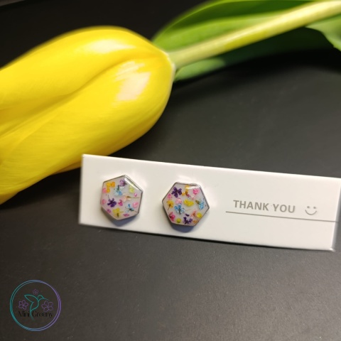 Kolczyki wkrętki z kolorowymi kwiatami dzikiej marchwii