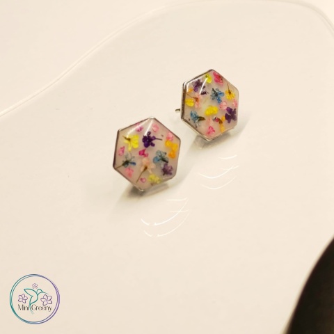 Kolczyki wkrętki z kolorowymi kwiatami dzikiej marchwii