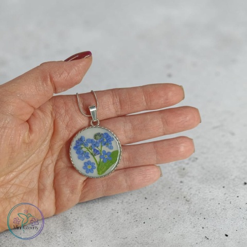 Okrągły wisiorek z niezapominajką