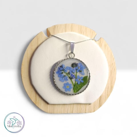 Okrągły wisiorek z niezapominajką