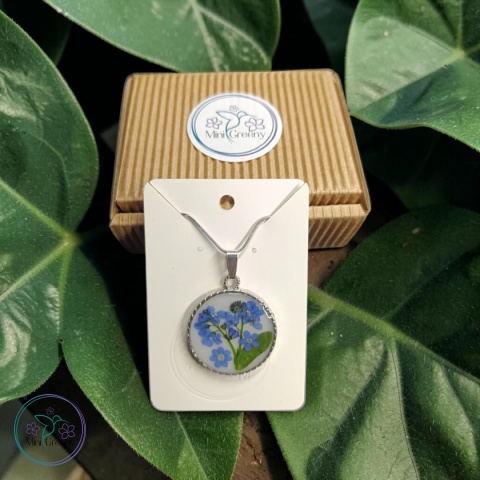 Okrągły wisiorek z niezapominajką