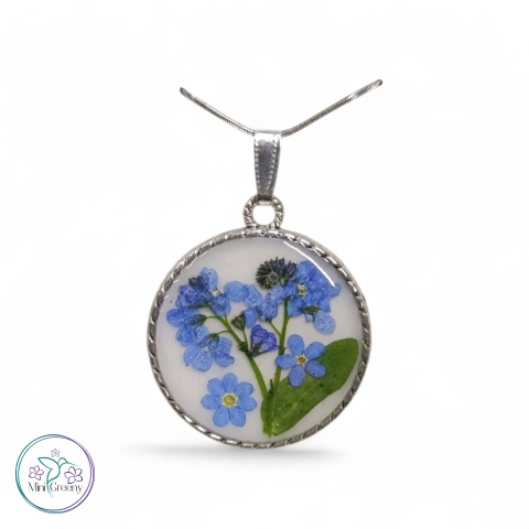 Okrągły wisiorek z niezapominajką