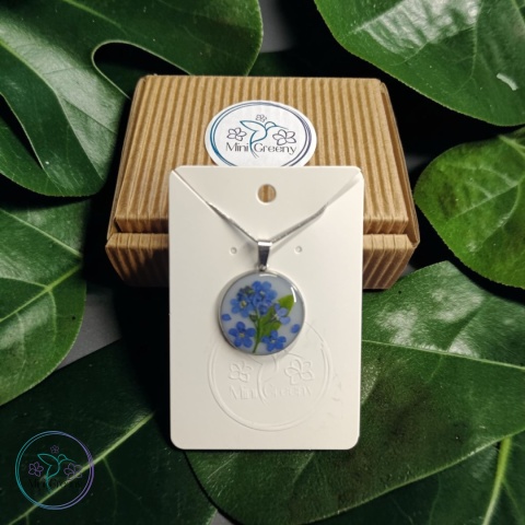 Okrągły wisiorek z niezapominajką