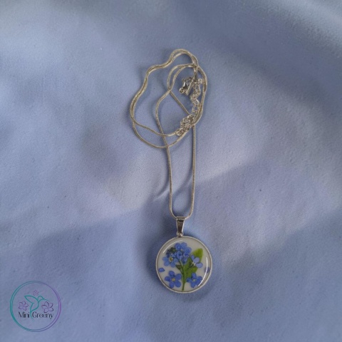 Okrągły wisiorek z niezapominajką