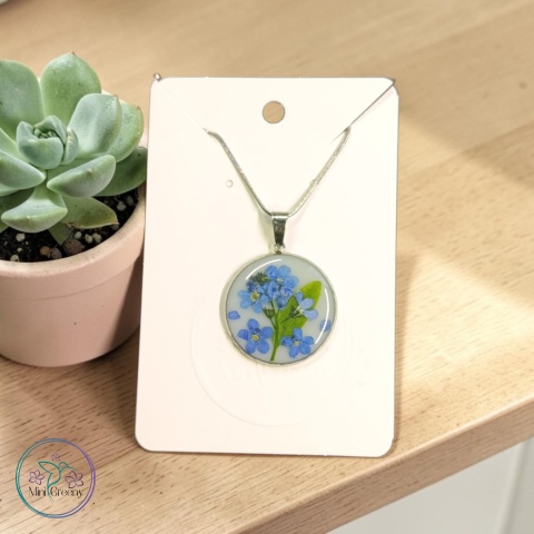 Okrągły wisiorek z niezapominajką