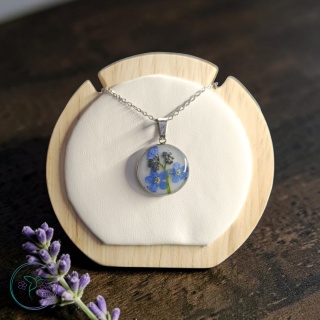 Mały okrągły wisiorek z niezapominajką