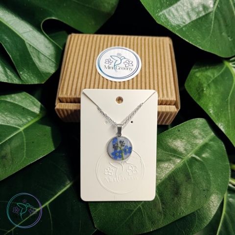 Mały okrągły wisiorek z niezapominajką