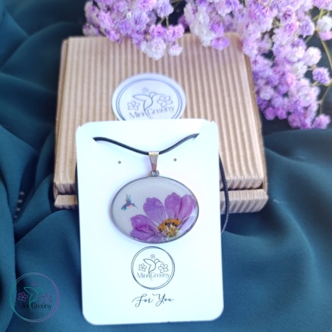 Owalny wisior z kwiatem kosmosu i kolibrem