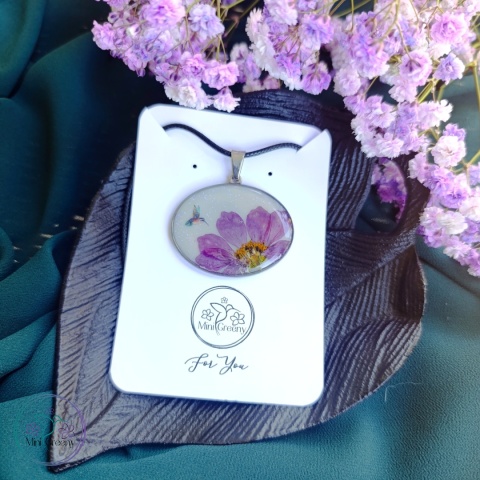 Owalny wisior z kwiatem kosmosu i kolibrem