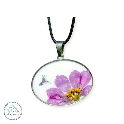 Owalny wisior z kwiatem kosmosu i kolibrem