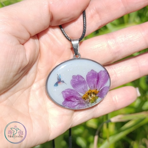 Owalny wisior z kwiatem kosmosu i kolibrem