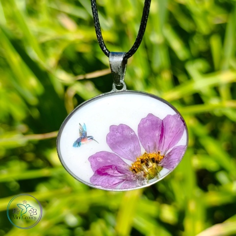 Owalny wisior z kwiatem kosmosu i kolibrem