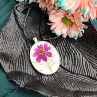 Owalny wisior z kwiatem kosmosu