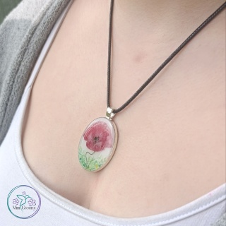 Owalny wisior z kwiatem maku