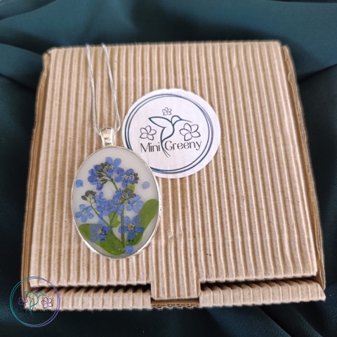 Owalny wisior z kwiatami niezapominajek