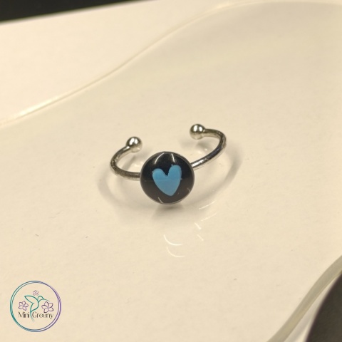 Regulowany pierścionek z niebieskim serduszkiem 