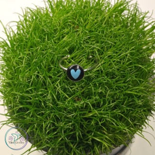 Regulowany pierścionek z niebieskim serduszkiem 