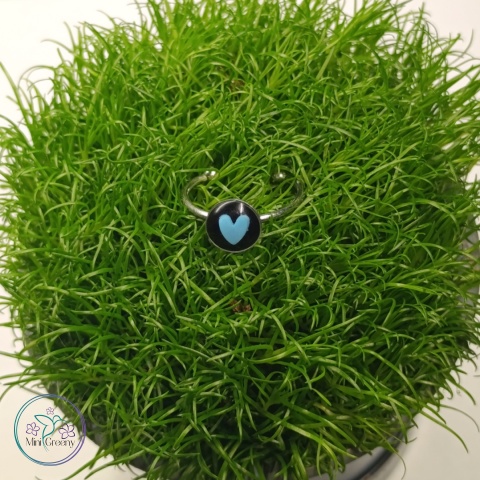 Regulowany pierścionek z niebieskim serduszkiem 