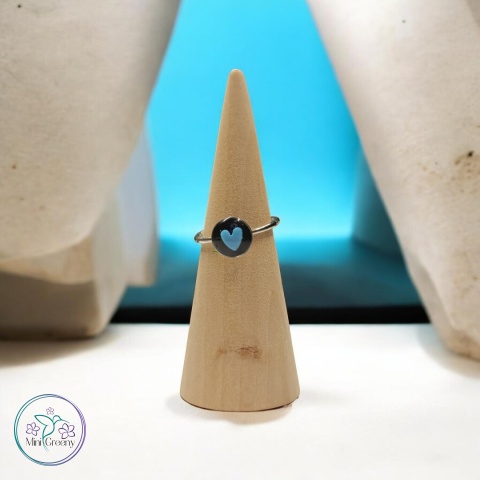 Regulowany pierścionek z niebieskim serduszkiem 