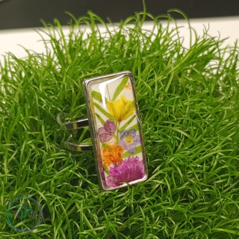 Pierścionek z suszonymi kwiatami