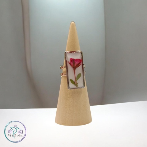 Pierścionek z suszonymi kwiatami