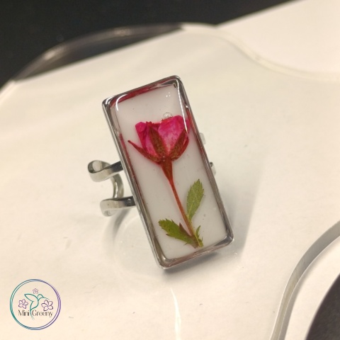 Pierścionek z suszonymi kwiatami