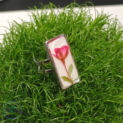 Pierścionek z suszonymi kwiatami