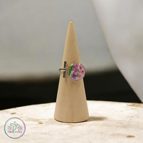 Niebanalny pierścionek z suszonymi kwiatami