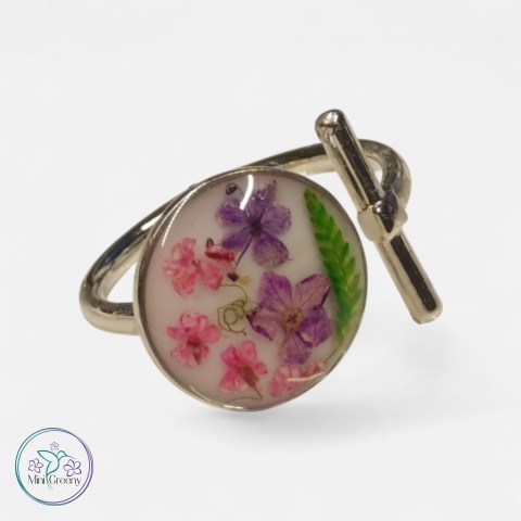 Niebanalny pierścionek z suszonymi kwiatami