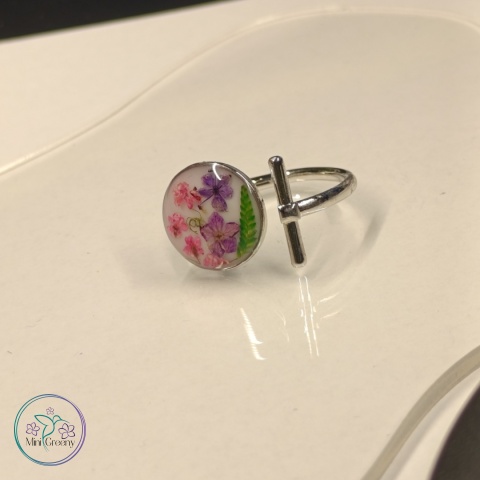 Niebanalny pierścionek z suszonymi kwiatami