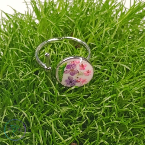 Niebanalny pierścionek z suszonymi kwiatami