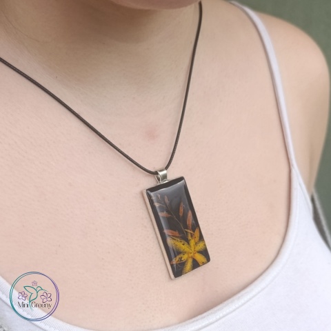 Prostokątny wisior z kwiatami krokosmi 'carmine brilliant'