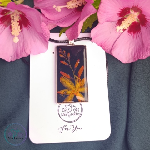 Prostokątny wisior z kwiatami krokosmi 'carmine brilliant'