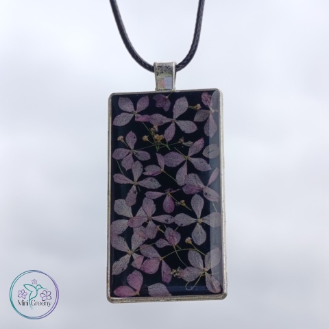 Prostokątny wisior z kwiatami miniaturowej hortensji