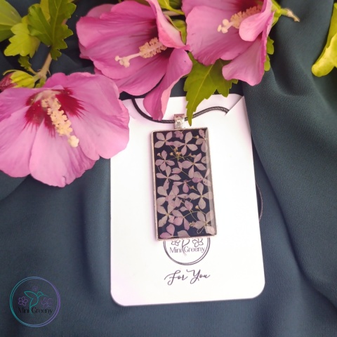 Prostokątny wisior z kwiatami miniaturowej hortensji