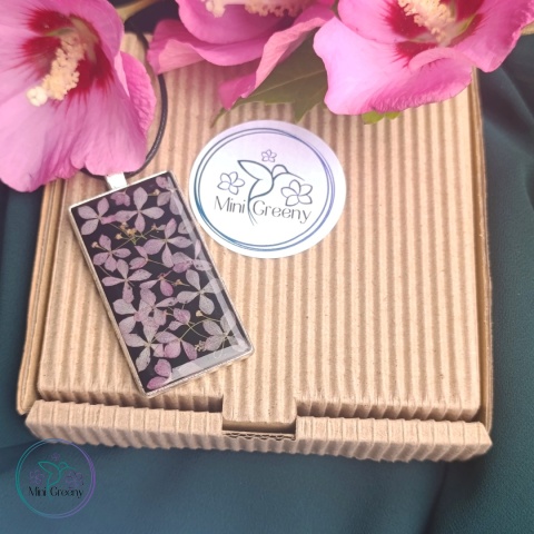 Prostokątny wisior z kwiatami miniaturowej hortensji