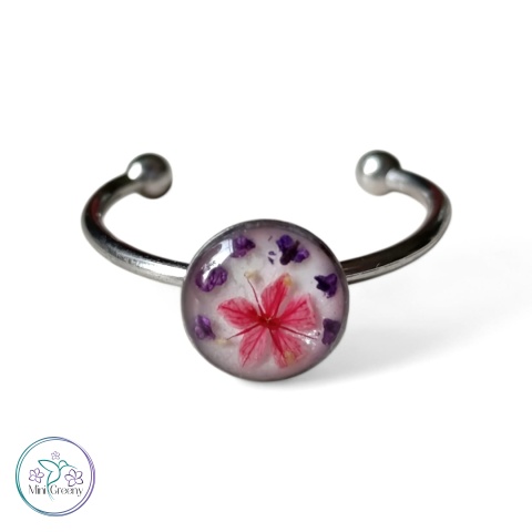 Regulowany pierścionek z fioletowo-różowymi kwiatuszkami