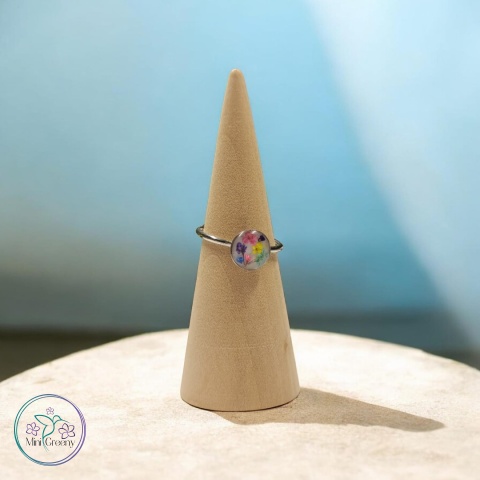 Regulowany pierścionek z kolorowymi kwiatuszkami