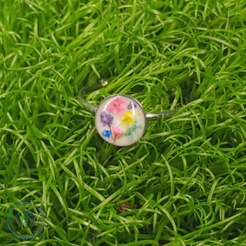 Regulowany pierścionek z kolorowymi kwiatuszkami