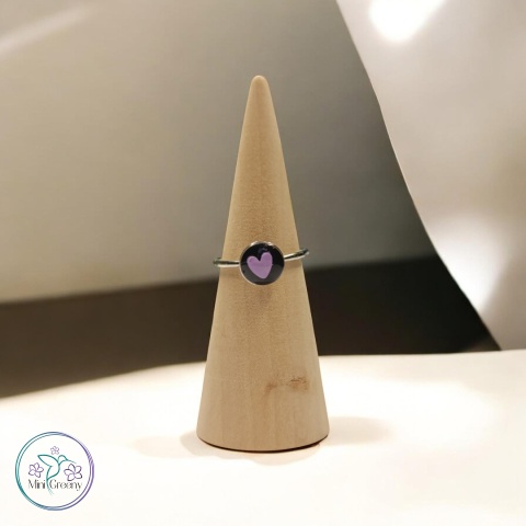 Regulowany pierścionek z lawendowym serduszkiem 