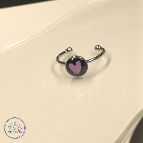 Regulowany pierścionek z lawendowym serduszkiem 